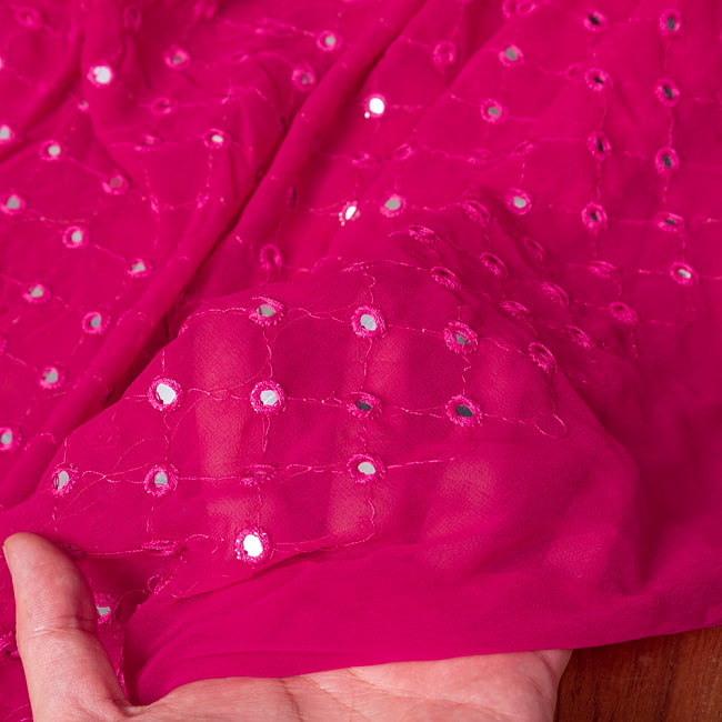 〔1m切り売り〕〔各色あり〕インドの伝統模様布 ミラーワーク系ファブリック〔幅約106cm〕 6 - 生地の拡大写真です