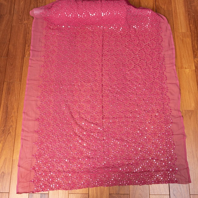 〔1m切り売り〕〔各色あり〕インドの伝統模様布 ミラーワーク系ファブリック〔幅約104cm〕 2 - 全体を広げてみたところです。1mの長さごとにご購入いただけます。