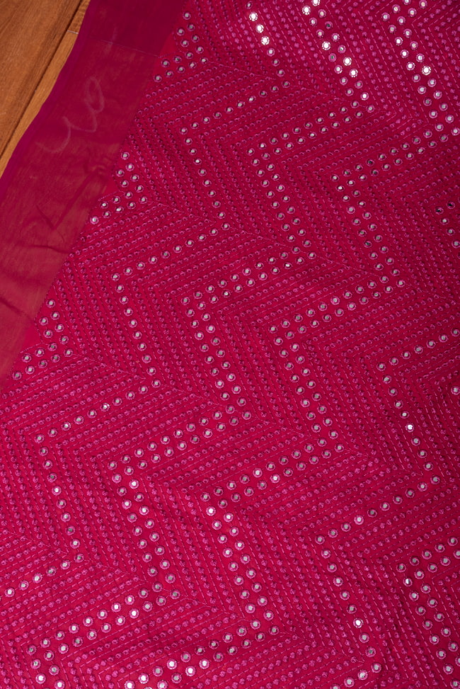 〔1m切り売り〕〔各色あり〕インドの伝統模様布 ミラーワーク系ファブリック〔幅約110cm〕 3 - インドならではの布ですね