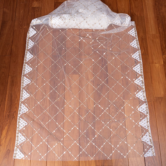 〔1m切り売り〕スパンコール装飾のホワイト系メッシュ　シースルー生地布　格子模様〔幅約104.5cm〕 2 - 全体を広げてみたところです。1mの長さごとにご購入いただけます。