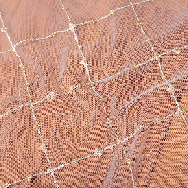 〔1m切り売り〕スパンコール装飾のホワイト系メッシュ　シースルー生地布　格子模様〔幅約104.5cm〕 4 - 生地の拡大写真です