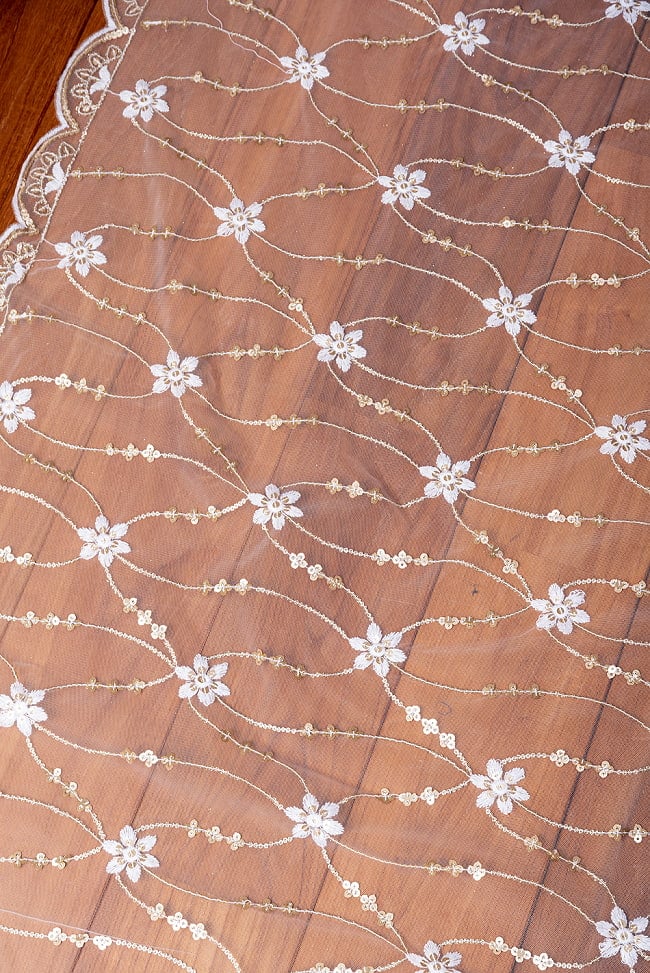 〔1m切り売り〕スパンコール装飾のホワイト系メッシュ　シースルー生地布　更紗模様〔幅約104.5cm〕 3 - インドならではの布ですね