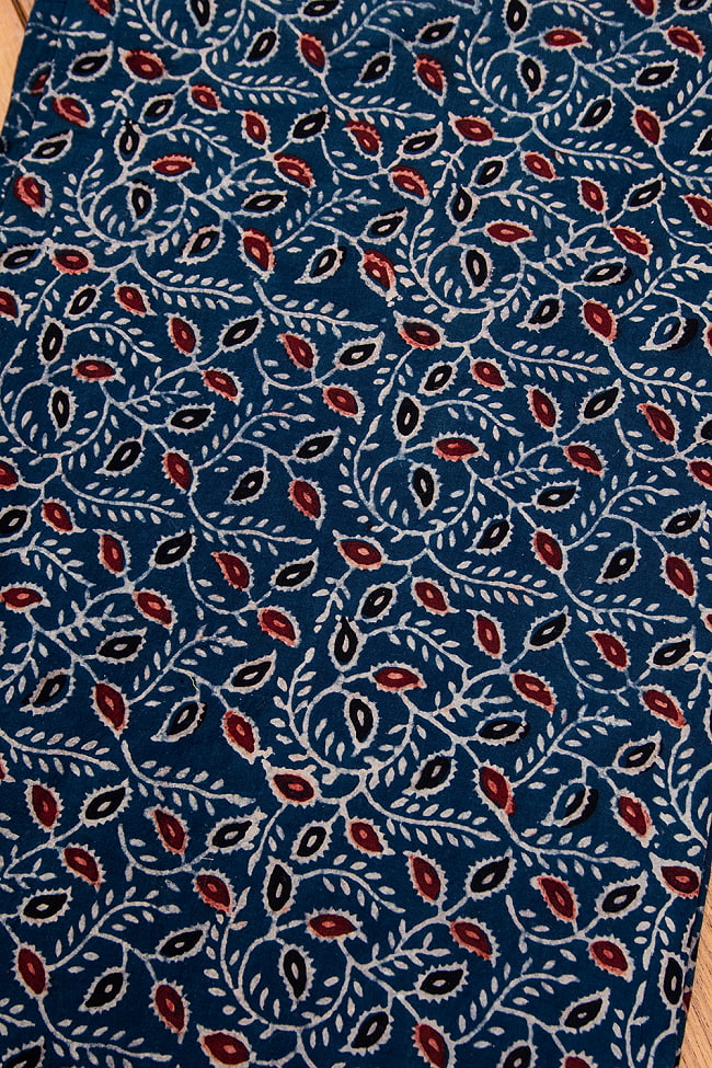 〔約6m 長尺布 5色展開】伝統息づくインドから　昔ながらの木版染めボタニカル柄布 - 幅約107cm 10 - 4：紺