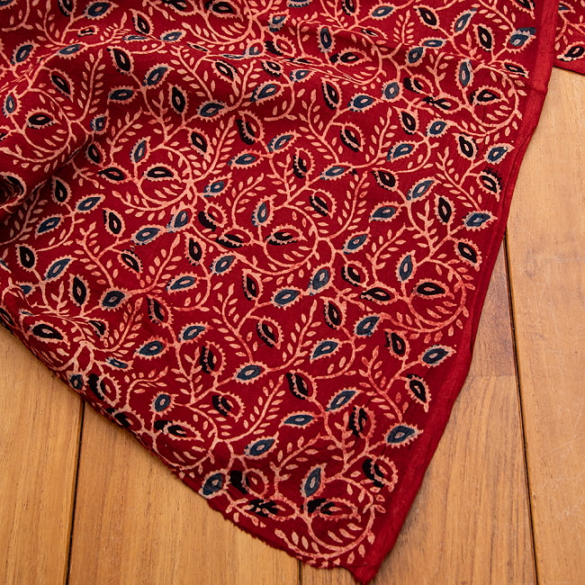 〔約6m 長尺布 5色展開】伝統息づくインドから　昔ながらの木版染めボタニカル柄布 - 幅約107cm 5 - 拡大写真です。雰囲気ある、このムラはハンドメイドにしか出せません。
