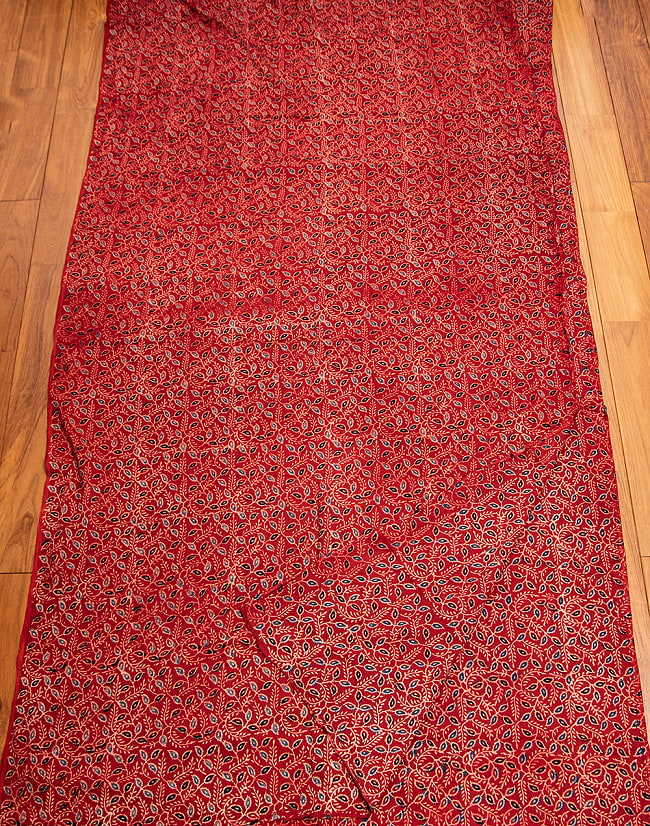〔約6m 長尺布 5色展開】伝統息づくインドから　昔ながらの木版染めボタニカル柄布 - 幅約107cm 6 - お得な長尺布です。横幅もしっかりある上、長さが長いのでさまざまな用途にご使用いただけます。