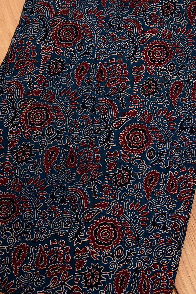 〔約6m 長尺布 5色展開】伝統息づくインドから　昔ながらの木版染め唐草柄布 - 幅約107cm 12 - 4：紺