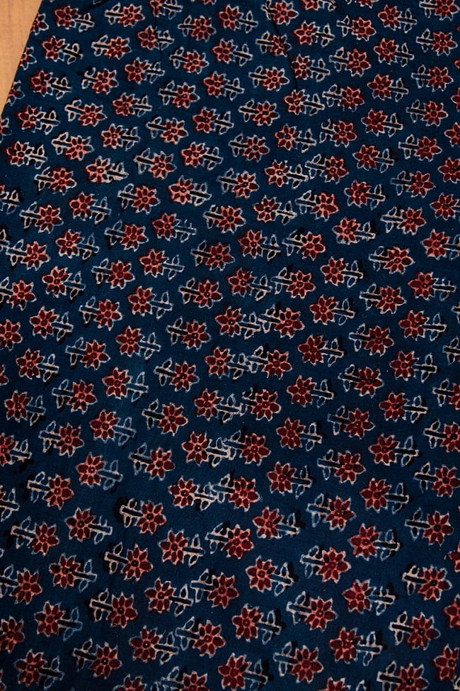 〔約6m 長尺布 5色展開】伝統息づくインドから　昔ながらの木版染め小花柄布 - 幅約107cm 13 - 5：紺