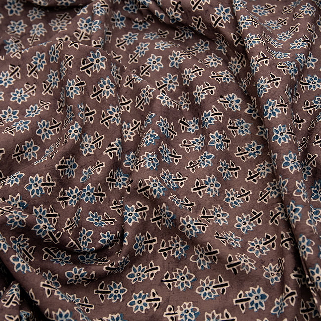 〔約6m 長尺布 5色展開】伝統息づくインドから　昔ながらの木版染め小花柄布 - 幅約107cm 3 - インドらしい味わいのある布地です。