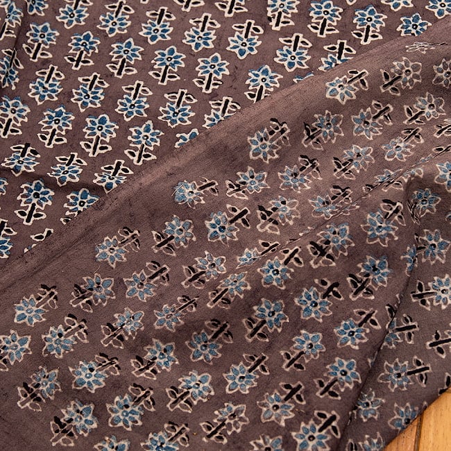 〔約6m 長尺布 5色展開】伝統息づくインドから　昔ながらの木版染め小花柄布 - 幅約107cm 7 - 裏面の様子です。