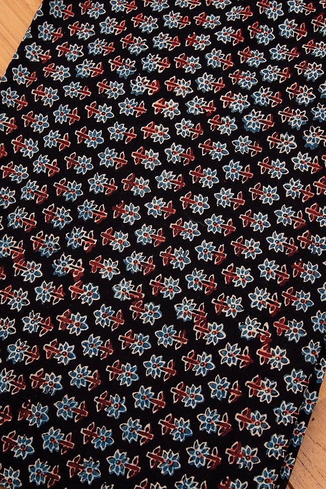 〔約6m 長尺布 5色展開】伝統息づくインドから　昔ながらの木版染め小花柄布 - 幅約107cm 9 - 1：黒