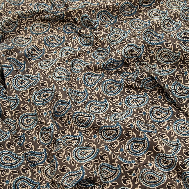 〔約6m 長尺布 5色展開】伝統息づくインドから　昔ながらの木版染めペイズリー柄布 - 幅約107cm 3 - ペイズリー柄が可愛らしいデザインになっています。
