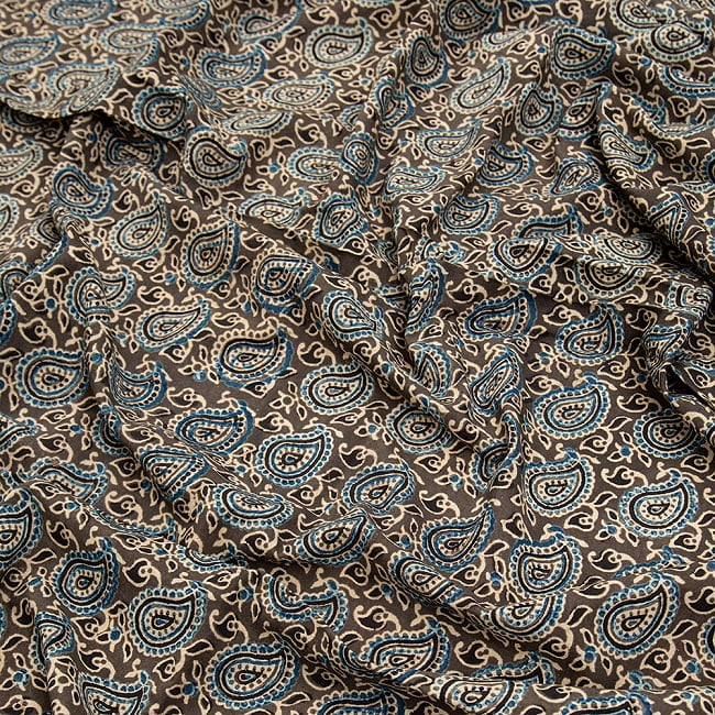 〔約6m 長尺布 5色展開】伝統息づくインドから　昔ながらの木版染めペイズリー柄布 - 幅約107cm 5 - 美しい布地になっています。
