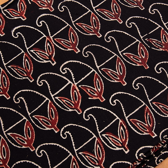 〔約6m 長尺布 3色展開】伝統息づくインドから　昔ながらの木版染めリーフペイズリー柄布 - 幅約107cm 12 - 3：黒