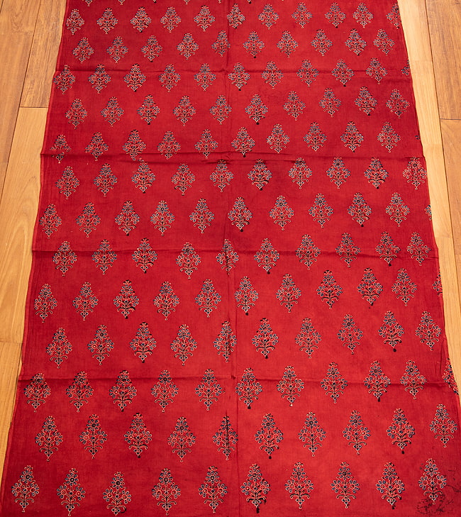 〔約6m 長尺布 3色展開】伝統息づくインドから 昔ながらの木版染め伝統花柄布 - 幅約107cm 8 - ハンドメイドの風合いがたまらない生地です