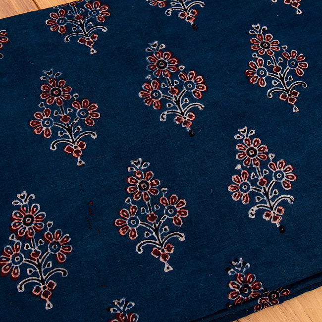 〔約6m 長尺布 3色展開】伝統息づくインドから　昔ながらの木版染め伝統花柄布 - 幅約107cm 9 - 1：紺