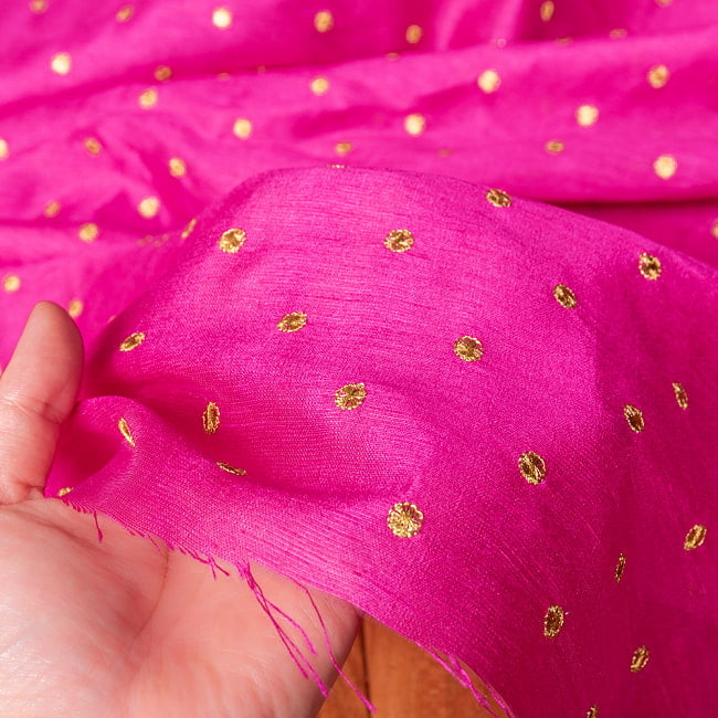 〔1m切り売り〕インドの伝統模様布　光沢感のあるシンプル模様〔幅約110cm〕 6 - 生地の拡大写真です