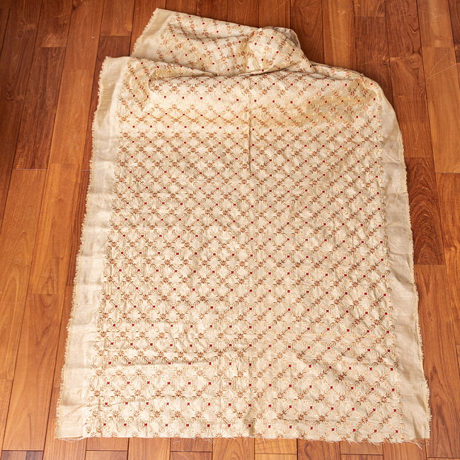 〔1m切り売り〕インドの伝統ザルドジ刺繍スタイルの更紗模様布〔107cm〕 2 - 布を広げてみたところです