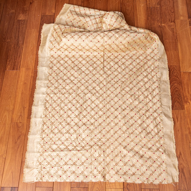 〔1m単位切り売り〕インドの伝統ザルドジ刺繍スタイルの更紗模様布〔107cm〕 2 - 布を広げてみたところです