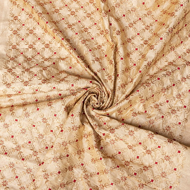 〔1m切り売り〕インドの伝統ザルドジ刺繍スタイルの更紗模様布〔107cm〕 5 - 光沢感ある生地に金糸が華やかです