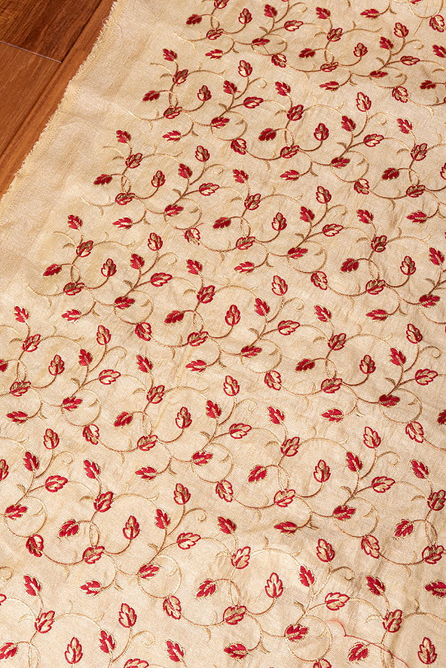 〔1m切り売り〕インドの伝統ザルドジ刺繍スタイルの更紗模様布〔107cm〕 3 - インドらしい雰囲気