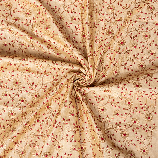 〔1m単位切り売り〕インドの伝統ザルドジ刺繍スタイルの更紗模様布〔107cm〕 5 - 光沢感ある生地に金糸が華やかです
