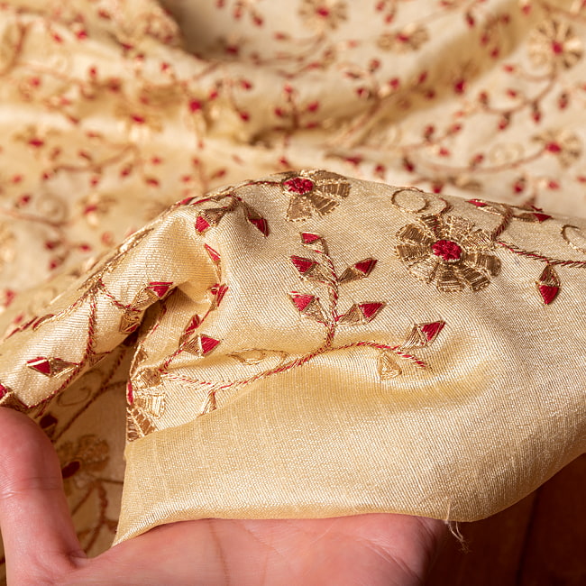 〔1m切り売り〕インドの伝統ザルドジ刺繍スタイルの更紗模様布〔107cm〕 6 - 生地の拡大写真です