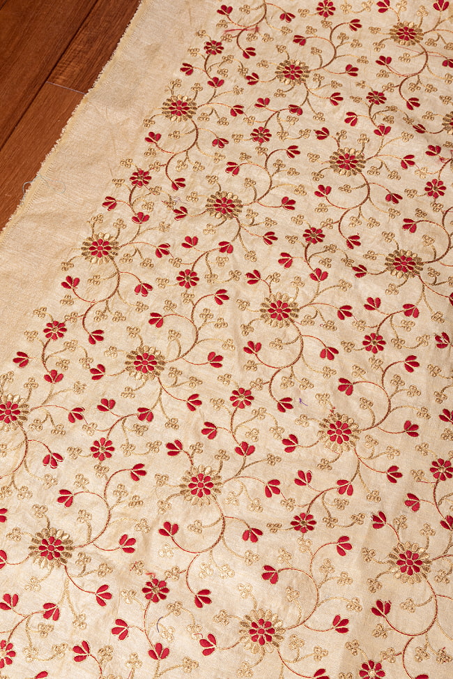 〔1m単位切り売り〕インドの伝統ザルドジ刺繍スタイルの更紗模様布〔107cm〕 3 - インドらしい雰囲気