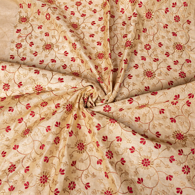 〔1m切り売り〕インドの伝統ザルドジ刺繍スタイルの更紗模様布〔107cm〕 5 - 光沢感ある生地に金糸が華やかです