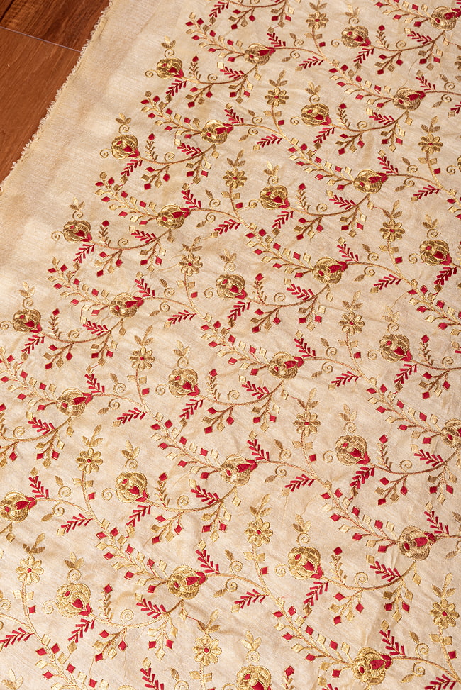 〔1m切り売り〕インドの伝統ザルドジ刺繍スタイルの更紗模様布〔108cm〕 3 - インドらしい雰囲気