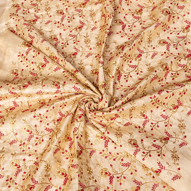 〔1m切り売り〕インドの伝統ザルドジ刺繍スタイルの更紗模様布〔108cm〕 5 - 光沢感ある生地に金糸が華やかです