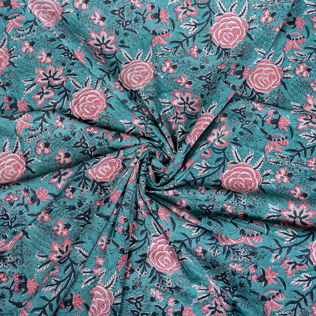 〔1m切り売り〕ジャイプル職人手作り　インド伝統の木版染め更紗マルチクロス　色彩豊かなボタニカルデザイン〔幅約111cm〕 - 青緑系 5 - 生地の拡大写真です。とても良い風合いです。