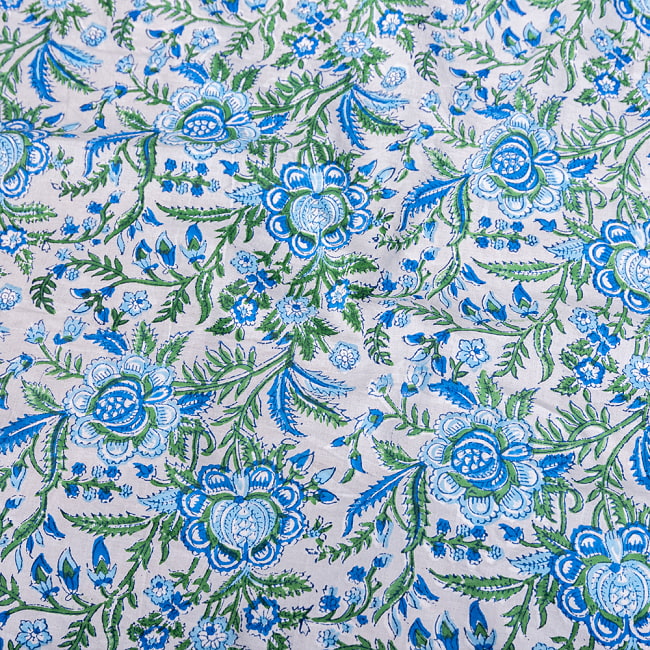 〔1m切り売り〕ジャイプル　職人手作り　色彩豊かなボタニカルデザイン　おしゃれ　生地　花柄　テーブルクロス　刺繍素材などへ〔幅約110cm〕 - 白×緑×青系 4 - インドならではの布ですね。