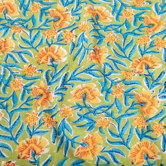 〔1m切り売り〕ジャイプル　職人手作り　色彩豊かなボタニカルデザイン　おしゃれ　生地　花柄　テーブルクロス　刺繍素材などへ〔幅約115cm〕 - パイナップル 4 - インドならではの布ですね。
