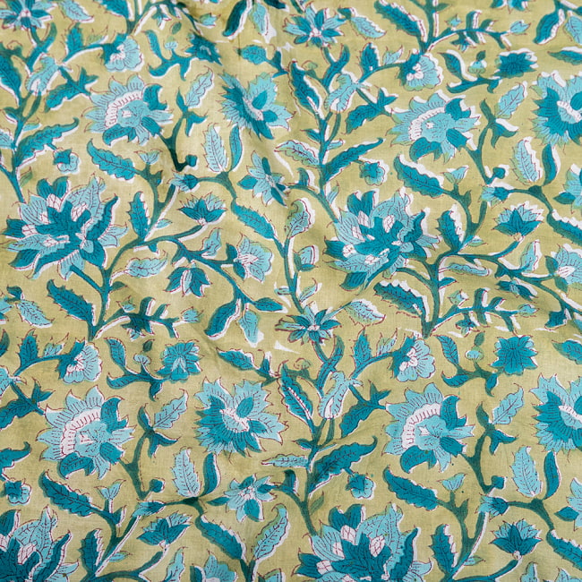 〔1m切り売り〕ジャイプル　職人手作り　色彩豊かなボタニカルデザイン　おしゃれ　生地　花柄　テーブルクロス　刺繍素材などへ〔幅約107cm〕 - グリーン系 4 - インドならではの布ですね。