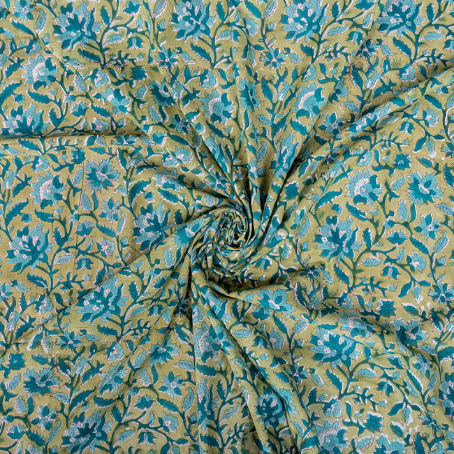 〔1m切り売り〕ジャイプル　職人手作り　色彩豊かなボタニカルデザイン　おしゃれ　生地　花柄　テーブルクロス　刺繍素材などへ〔幅約107cm〕 - グリーン系 5 - 生地の拡大写真です。とても良い風合いです。