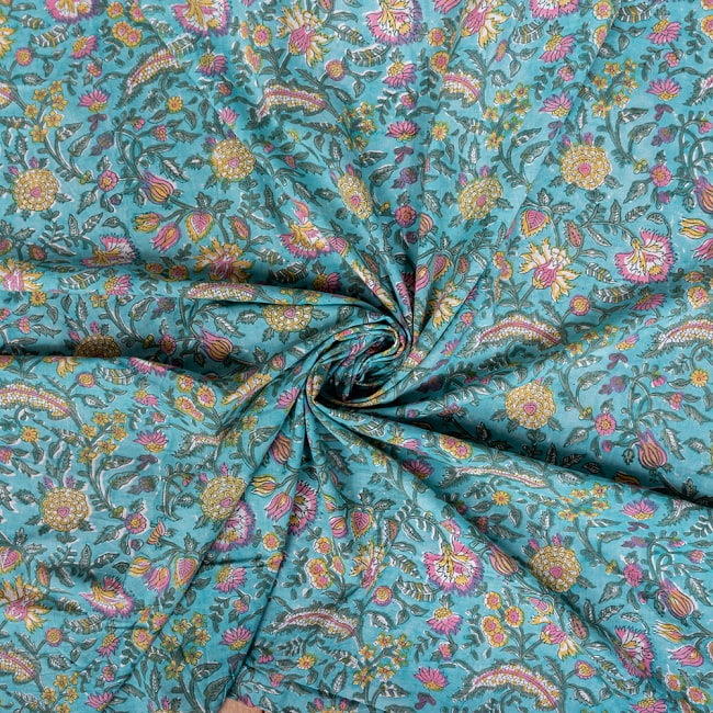 〔1m切り売り〕ジャイプル　職人手作り　色彩豊かなボタニカルデザイン　おしゃれ　生地　花柄　テーブルクロス　刺繍素材などへ〔幅約112cm〕 - グリーン系 5 - 生地の拡大写真です。とても良い風合いです。