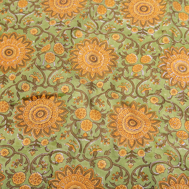 〔1m切り売り〕ジャイプル　職人手作り　色彩豊かなボタニカルデザイン　おしゃれ　生地　花柄　テーブルクロス　刺繍素材などへ〔幅約110cm〕 - グリーン系 4 - インドならではの布ですね。