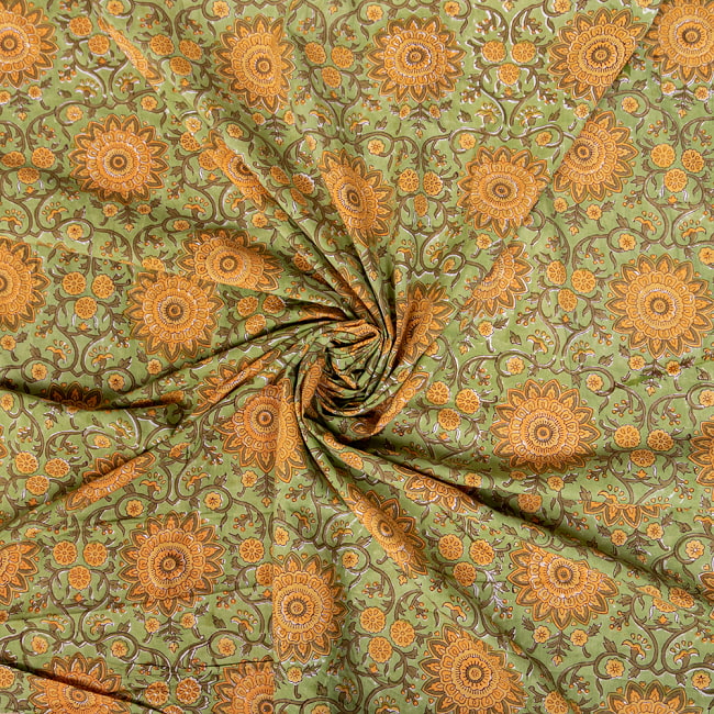 〔1m切り売り〕ジャイプル　職人手作り　色彩豊かなボタニカルデザイン　おしゃれ　生地　花柄　テーブルクロス　刺繍素材などへ〔幅約110cm〕 - グリーン系 5 - 生地の拡大写真です。とても良い風合いです。
