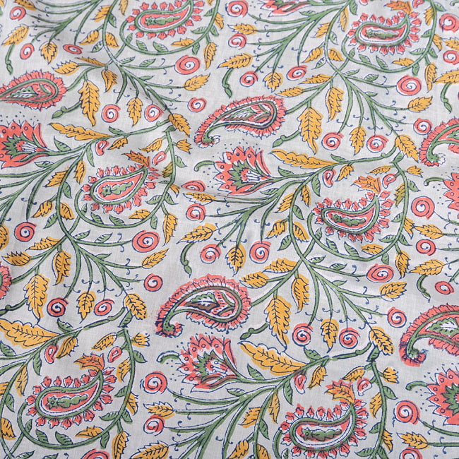 〔1m切り売り〕ジャイプル　職人手作り　色彩豊かなボタニカルデザイン　おしゃれ　生地　花柄　テーブルクロス　刺繍素材などへ〔幅約109cm〕 - 黄土系 4 - インドならではの布ですね。