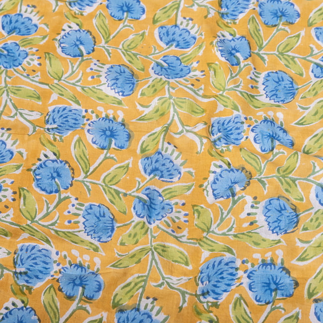 〔1m切り売り〕ジャイプル　職人手作り　色彩豊かなボタニカルデザイン　おしゃれ　生地　花柄　テーブルクロス　刺繍素材などへ〔幅約112cm〕 - ブルー系 4 - インドならではの布ですね。