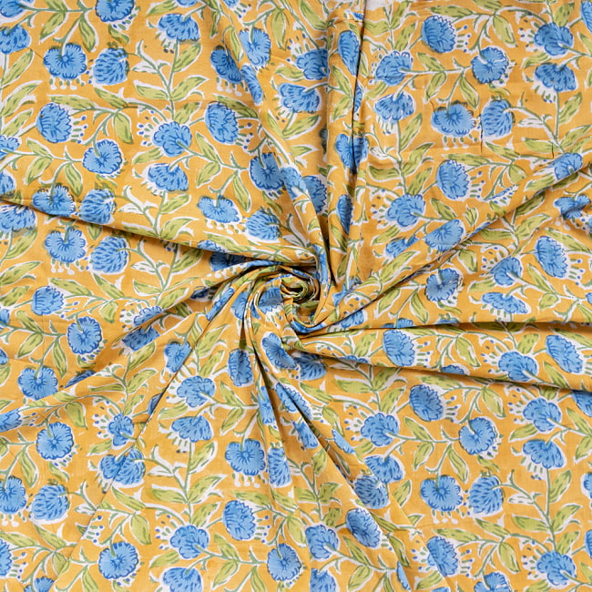 〔1m切り売り〕ジャイプル　職人手作り　色彩豊かなボタニカルデザイン　おしゃれ　生地　花柄　テーブルクロス　刺繍素材などへ〔幅約112cm〕 - ブルー系 5 - 生地の拡大写真です。とても良い風合いです。