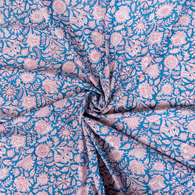 〔1m切り売り〕ジャイプル　職人手作り　色彩豊かなボタニカルデザイン　おしゃれ　生地　花柄　テーブルクロス　刺繍素材などへ〔幅約108cm〕 - ブルー系 5 - 生地の拡大写真です。とても良い風合いです。