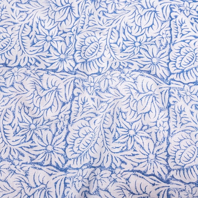 〔1m切り売り〕ジャイプル　職人手作り　色彩豊かなボタニカルデザイン　おしゃれ　生地　花柄　テーブルクロス　刺繍素材などへ〔幅約109cm〕 - ブルー×ホワイト系 4 - インドならではの布ですね。