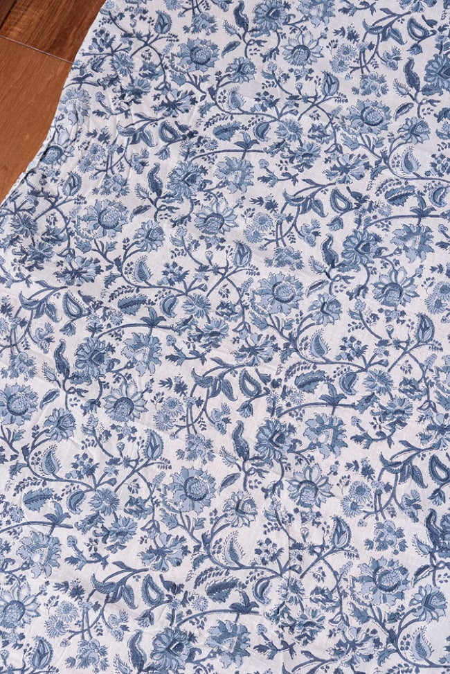 〔1m切り売り〕ジャイプル　職人手作り　色彩豊かなボタニカルデザイン　おしゃれ　生地　花柄　テーブルクロス　刺繍素材などへ〔幅約112cm〕 - ブルー×ホワイト系 3 - 1mの長さごとにご購入いただけます。
