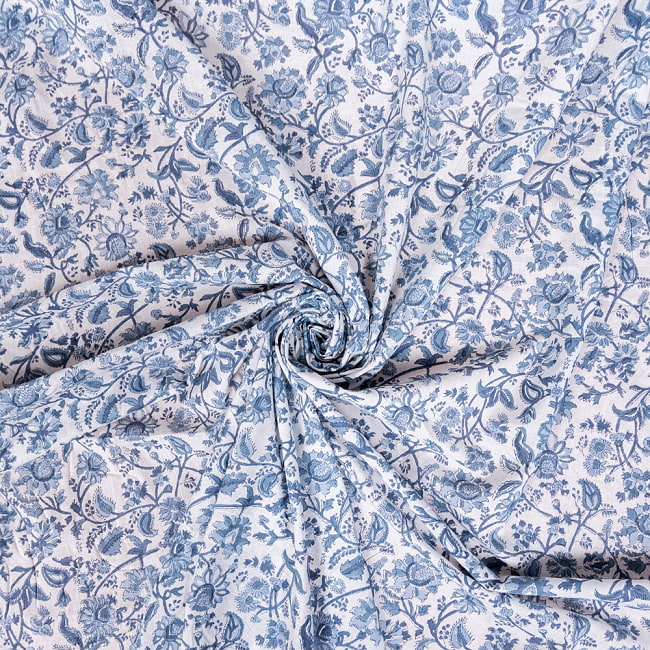 〔1m切り売り〕ジャイプル　職人手作り　色彩豊かなボタニカルデザイン　おしゃれ　生地　花柄　テーブルクロス　刺繍素材などへ〔幅約112cm〕 - ブルー×ホワイト系 5 - 生地の拡大写真です。とても良い風合いです。