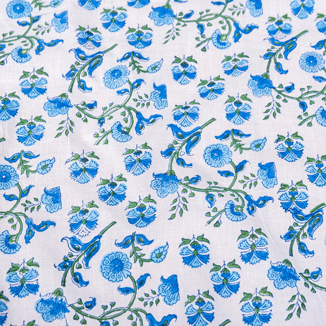 〔1m切り売り〕ジャイプル　職人手作り　色彩豊かなボタニカルデザイン　おしゃれ　生地　花柄　テーブルクロス　刺繍素材などへ〔幅約113cm〕 - ブルー×ホワイト系 4 - インドならではの布ですね。