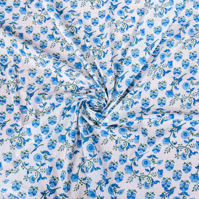 〔1m切り売り〕ジャイプル　職人手作り　色彩豊かなボタニカルデザイン　おしゃれ　生地　花柄　テーブルクロス　刺繍素材などへ〔幅約113cm〕 - ブルー×ホワイト系 5 - 生地の拡大写真です。とても良い風合いです。