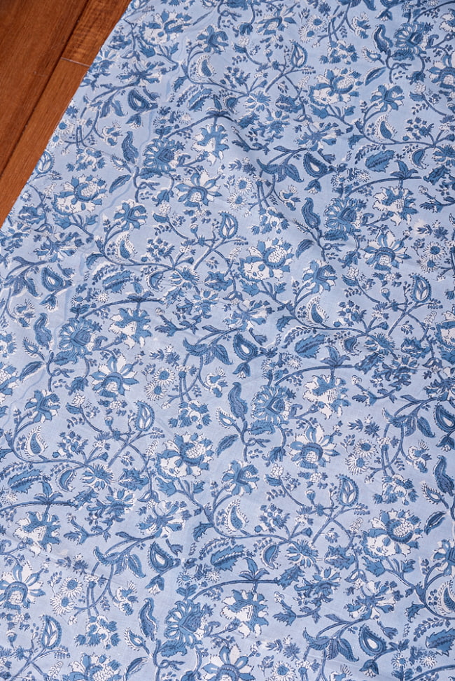 〔1m切り売り〕ジャイプル　職人手作り　色彩豊かなボタニカルデザイン　おしゃれ　生地　花柄　テーブルクロス　刺繍素材などへ〔幅約110cm〕 - ブルー系 3 - 1mの長さごとにご購入いただけます。