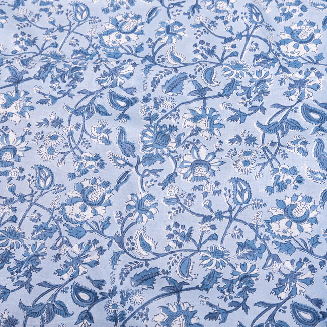 〔1m切り売り〕ジャイプル　職人手作り　色彩豊かなボタニカルデザイン　おしゃれ　生地　花柄　テーブルクロス　刺繍素材などへ〔幅約110cm〕 - ブルー系 4 - インドならではの布ですね。