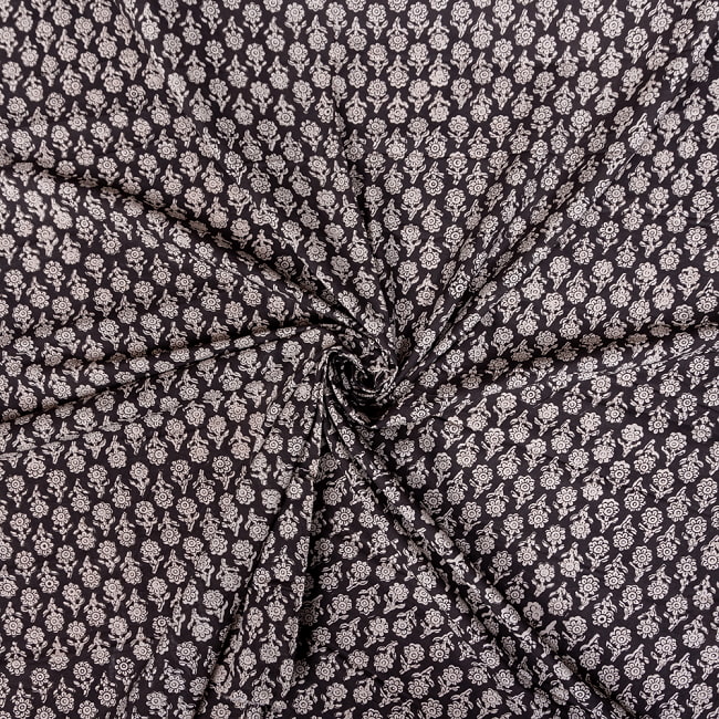 〔1m切り売り〕ジャイプル　職人手作り　色彩豊かなボタニカルデザイン　おしゃれ　生地　花柄　テーブルクロス　刺繍素材などへ〔幅約114cm〕 - 黒系 5 - 生地の拡大写真です。とても良い風合いです。